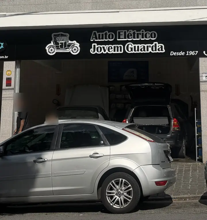 Fachada do Auto Elétrico Jovem Guarda na Vila Matilde, com o letreiro da loja e carros na frente